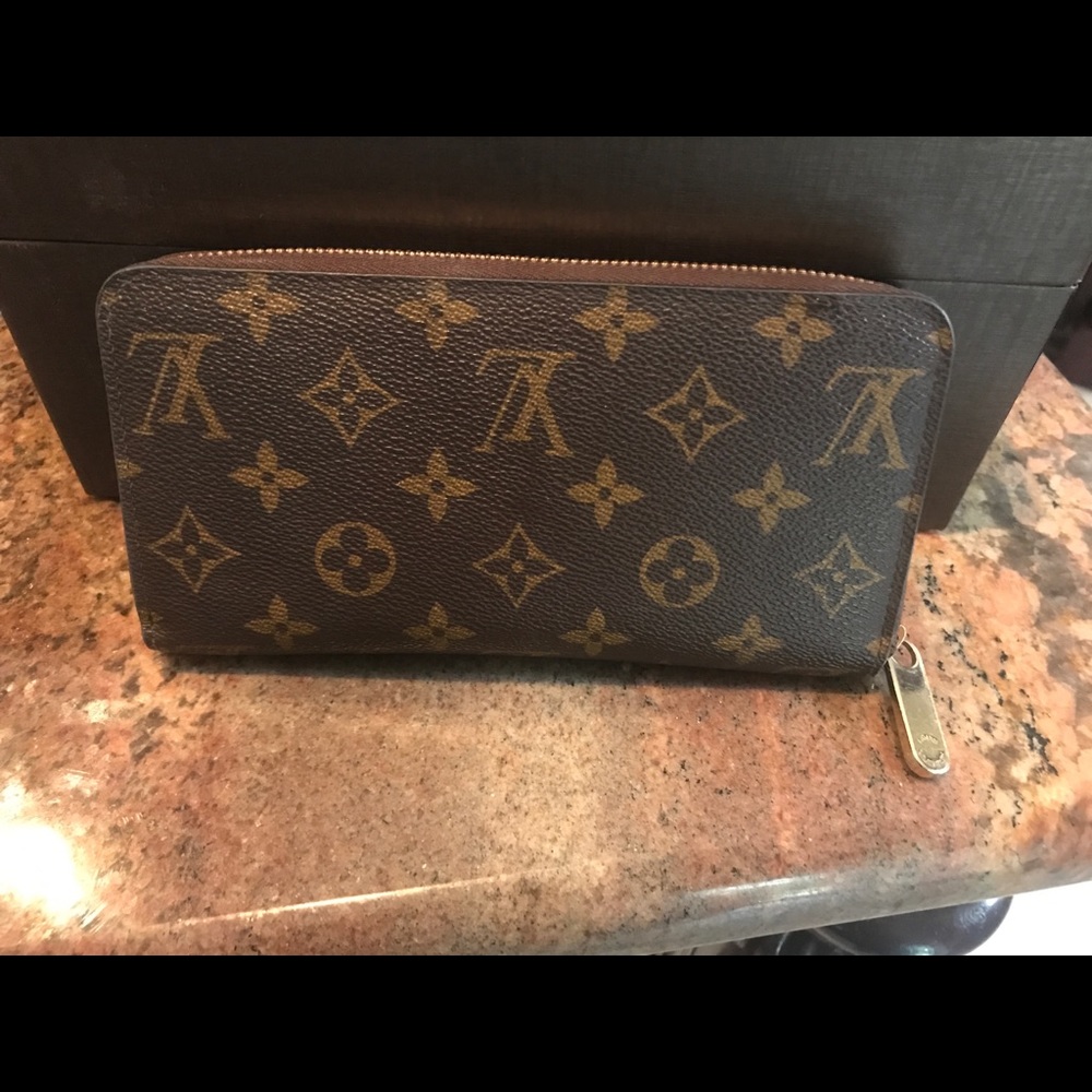 Louis Vuitton Zippy wallet